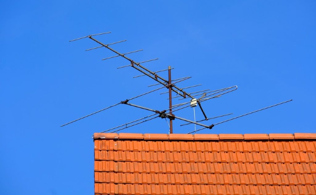 tv antenna on  a house rooftop